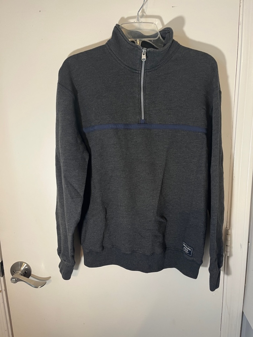 Abercrombie and Fitch fleece pullover small
Unisex, gray, and black